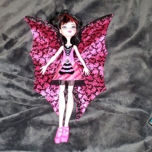 Monster High Ghoul-to-bat transformation Draculaur